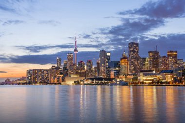 Toronto, Ontario, Kanada Alacakaranlıkta Ontario Gölü manzarası.