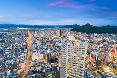 Gifu Şehri, Gifu Bölgesi, Japonya sehri yukarıdan alacakaranlıkta dağlarla birlikte..
