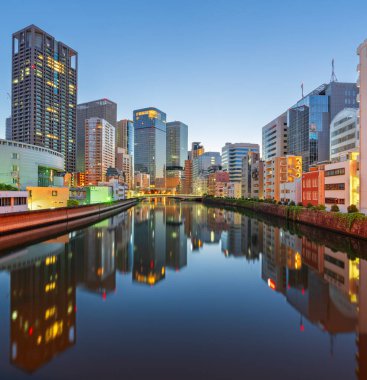 Osaka, Japonya 'nın Ogawa Nehri üzerindeki şehir manzarası..