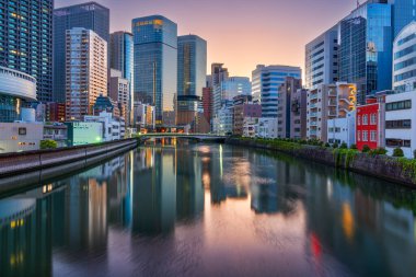 Osaka, Japonya 'nın Ogawa Nehri üzerindeki şehir manzarası..