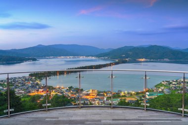 Amanohashidate, Kyoto, Japonya mavi saatte kumsala bakan.