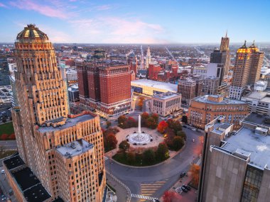 Buffalo, New York, ABD şehir merkezi hava kararınca Niagara Meydanı.