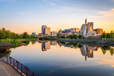 Rochester, Minnesota, ABD şehir merkezi alacakaranlıkta ufuk çizgisi.