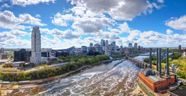 Minneapolis, Minneapolis, ABD nehirde panoramik gökyüzü.
