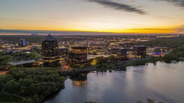 Bloomington, Minnesota, ABD Normandale Gölü şehir manzarası şafak vakti.