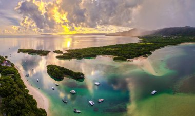Ishigaki, Japonya Şafak vakti güzel Kabira Körfezi 'nden.