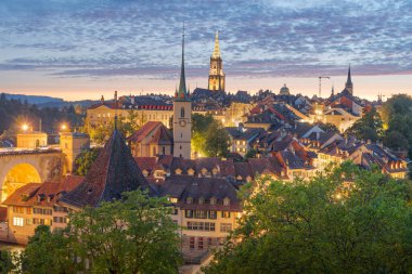Bern, İsviçre 'nin eski kasabası alacakaranlıkta ufuk çizgisi.