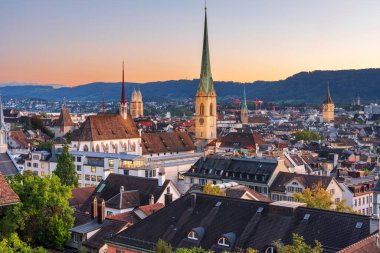 Zürih, İsviçre şehir merkezi, alacakaranlıkta kilise kulesi..