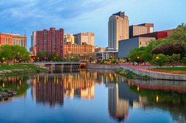 Rochester, Minnesota, ABD Zumbro Nehri üzerindeki şehir manzarası.