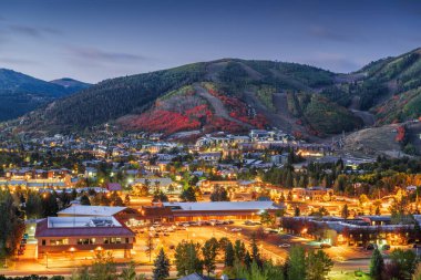 Park City, Utah, ABD şehir merkezi Sonbaharda alacakaranlıkta.