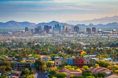 Phoenix, Arizona, ABD Alacakaranlıkta şehir manzarası. 