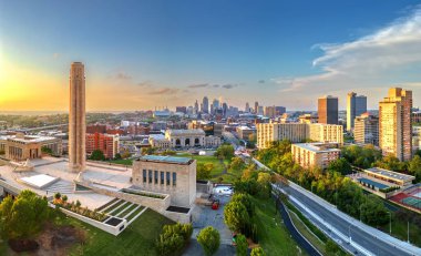 Kansas City, Missouri, ABD şehir merkezi alacakaranlıkta gökyüzü.