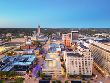 Lincoln, Nebraska, ABD şehir merkezi şafakta ufuk çizgisi.
