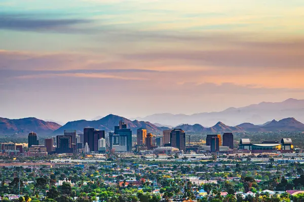 Phoenix, Arizona, ABD Alacakaranlıkta şehir manzarası. 