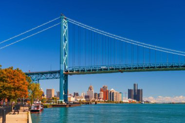 Detroit, Michigan, ABD Windsor, Ontario, Kanada 'ya uzanan Büyükelçi Köprüsü.