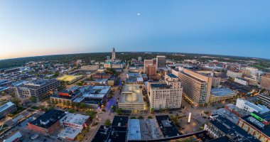 Lincoln, Nebraska, ABD şehir merkezi mavi saatte gökyüzü.