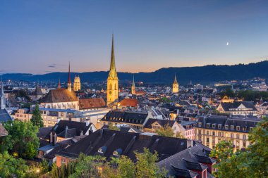 Zürih, İsviçre şehir merkezi, alacakaranlıkta kilise kulesi..
