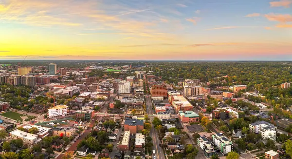 Ann Arbor, Michigan, ABD üniversite kasabası alacakaranlıkta ufuk çizgisi.