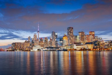 Toronto, Ontario, Kanada şehir merkezi Alacakaranlıkta Ontario Gölü üzerinde gökyüzü.