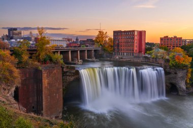 Rochester, New York, ABD şehir merkezi ufuk çizgisi ve alacakaranlıktan geceye şelale.
