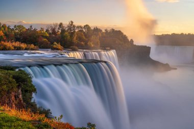 Niagara Şelalesi, New York, ABD Sonbahar alacakaranlığında.