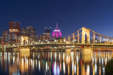 Pittsburgh, Pennsylvania, ABD şehir merkezi Ohio Nehri üzerinde alacakaranlıkta ufuk çizgisi.