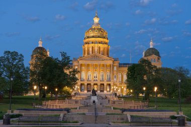Des Moines, Iowa, ABD Kongre Binasında mavi saatte.