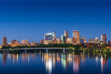 Minneapolis, Minnesota, ABD Mississippi Nehri üzerinde mavi saatte.