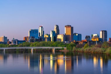 Minneapolis, Minnesota, ABD Mississippi Nehri üzerinde mavi saatte.