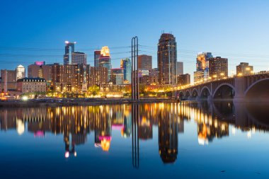 Minneapolis, Minnesota, ABD şehir merkezi Mississippi üzerinde mavi saatte gökyüzü.