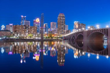 Minneapolis, Minnesota, ABD şehir merkezi Mississippi üzerinde mavi saatte gökyüzü.