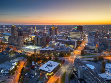 Buffalo, New York, ABD şehir merkezi altın saatinde gökyüzü.