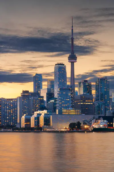 Toronto, Ontario, Kanada şehir merkezi Alacakaranlıkta Ontario Gölü üzerinde gökyüzü.
