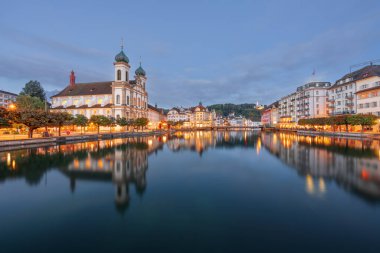 Lucerne, İsviçre Sabah nehir kenarında.