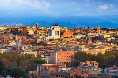 Roma, İtalya 'nın tarihi simgeleri ve anıtları alacakaranlıkta.