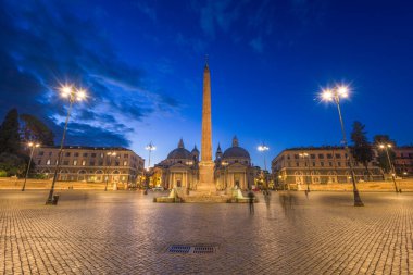Roma 'daki Piazza del Popolo Meydanı, alacakaranlıkta dikilitaşlı İtalya.