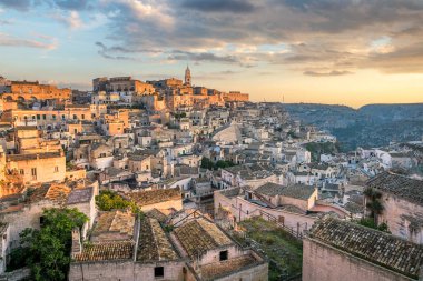 Matera, İtalya Şafakta Sassi di Matera 'ya bakıyor.