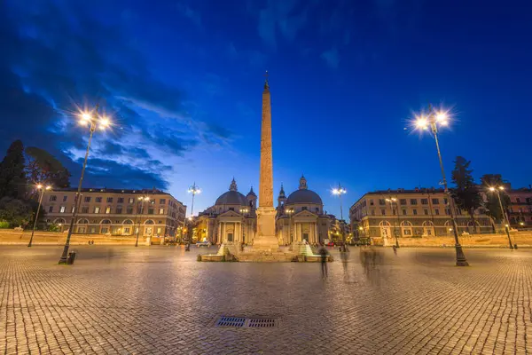 Roma 'daki Piazza del Popolo Meydanı, alacakaranlıkta dikilitaşlı İtalya.