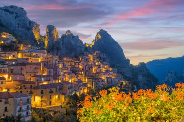 Castelmezzano, İtalya Basilicata bölgesinde şafakta.
