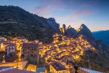 Castelmezzano, İtalya Basilicata bölgesinde şafakta.