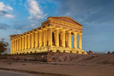Alacakaranlıkta İtalya, Sicilya, Agrigento 'daki Konkordiya Tapınağı.