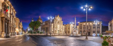 Catania, Sicilya, İtalya Piazza Del Duomo 'dan şafakta.