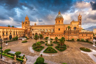 Palermo, İtalya alacakaranlıkta Palermo Katedrali 'nde.