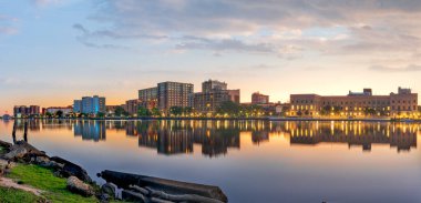 Norfolk, Virginia, ABD Elizabeth Nehri üzerindeki güzel sabah silueti.