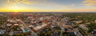 Ann Arbor, Michigan, ABD üniversite kasabası alacakaranlıkta ufuk çizgisi.