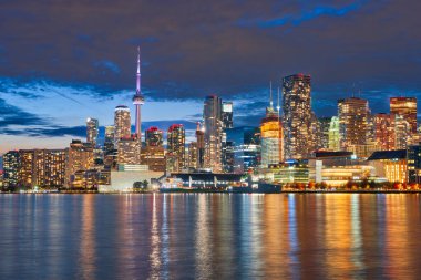 Toronto, Ontario, Kanada Alacakaranlıkta Ontario Gölü manzarası.