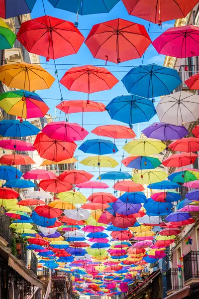 Catania, Sicilya, İtalya sokaklarında asılı şemsiyeler.