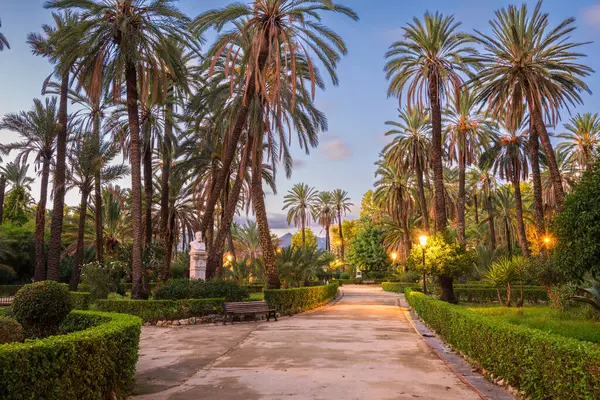 Palermo, Sicilya, İtalya parkı şafakta..