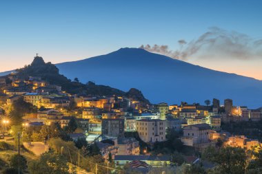 Cesaro, Sicilya, İtalya Şafakta Etna.