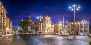 Catania, Sicilya, İtalya Piazza Del Duomo 'dan şafakta.